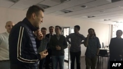 Aleksei Navalny (solda) növbəti həbsdən sonra