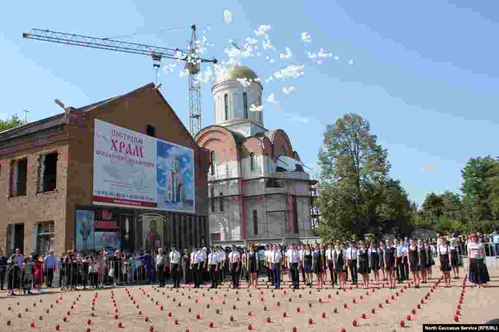 13:05 - время первого взрыва в бесланской школе №1. В этот момент в небо запускают 334 шарика по числу погибших
