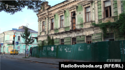 Будинок на розі вулиць Волоської та Іллінської у Києві продається, але за вказаним номером ніхто не відповідає