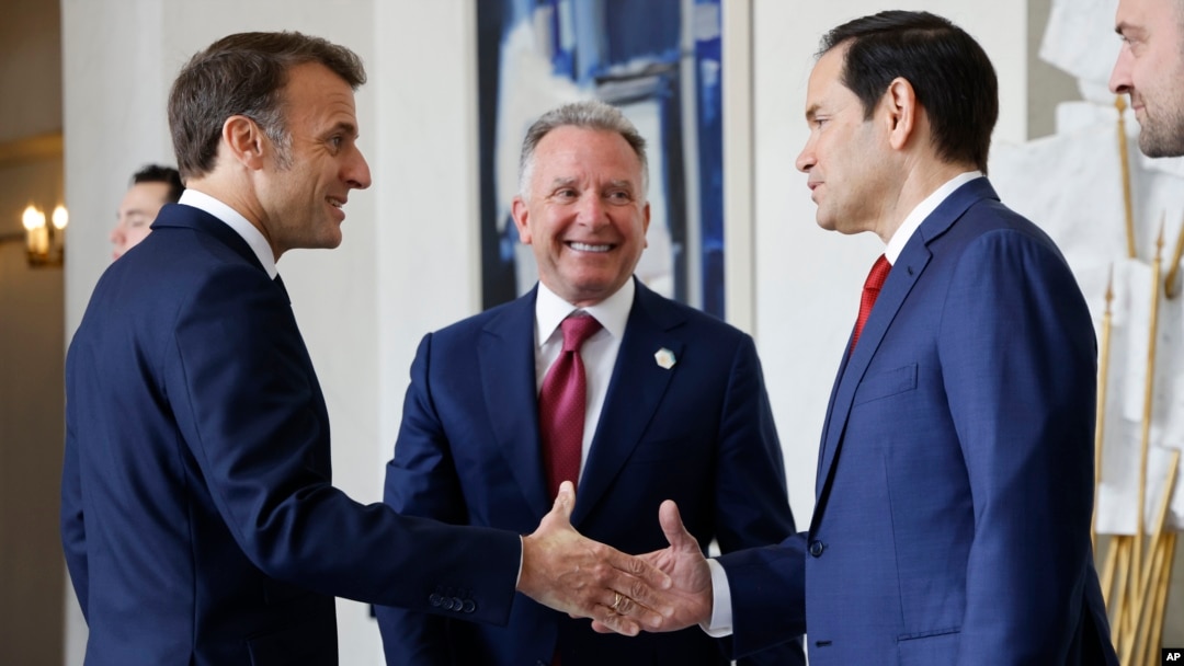 Președintele francez Emmanuel Macron (stânga), îi salută pe emisarul special al SUA Steve Witkoff (centru) și pe secretarul de stat american Marco Rubio (dreapta) la întâlnirea la Palatul Elysee din Paris, pe 17 aprilie 2025.