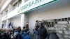 У Києві активісти пікетували головний офіс «Сбербанку», вхід замурували бетонними блоками 