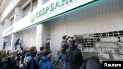 У центрі Києва активісти зводять стіну з бетонних блоків біля відділення «Сбербанку», 13 березня 2017 року