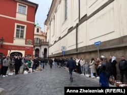 Українці чекають на освячення кошиків біля собору святого Климента у Празі