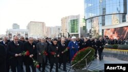 Xocalı faciəsi ilə bağlı yürüşdə iştirak edən dövlət və din xadimləri abidə önünə çiçəklər qoyurlar, 26 fevral 2017