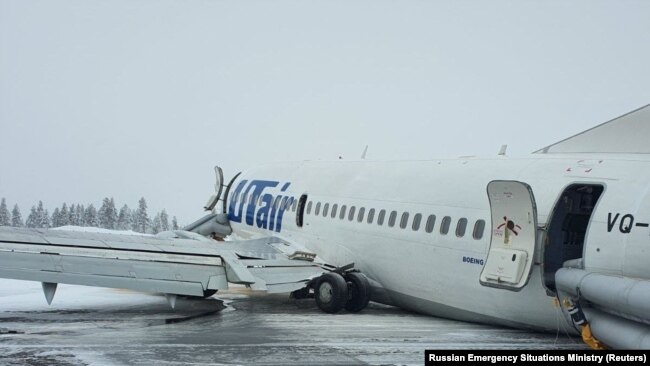 Boeing 737 авиакомпании UTair после жесткой посадки в аэропорту Усинска, Республика Коми, 9 февраля 2020 года