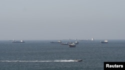 Оман, Ормуз кысыгы. Мусандам жээгинде турган кемелер жана танкерлер, 2026-жылдын 18-апрели. REUTERS/Stringer