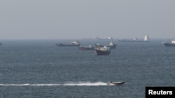 Оман. Мусандам жээгинде турган кемелер жана танкерлер, 2026-жылдын 18-апрели 
