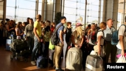 Британские и российские туристы в очереди на вылет в аэропорту в Шарм-эш-Шейхе. 6 ноября 2015 года. 