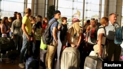 Російські та британські туристи в аеропорту Шарм эль-Шейху