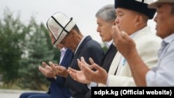 Алмазбек Атамбаев “Ата-Бейит” мемориалдык комплексинде. 21-август, 2018-жыл.