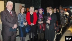 Илустрација - Пензионери од Скопје во присуство на министерката за култура Елизабета Канческа-Милевска во посета на Археолошкиот музеј 