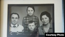 Stara porodična fotografija: Vladimir sa sestrom Natalijom i roditeljima