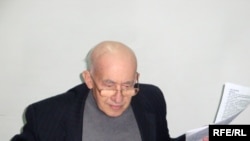 Атырау мұнай және газ институтының мұғалімі, профессор Нажмутдин Құрбанов. Атырау, 21 ақпан, 2009 жыл. 