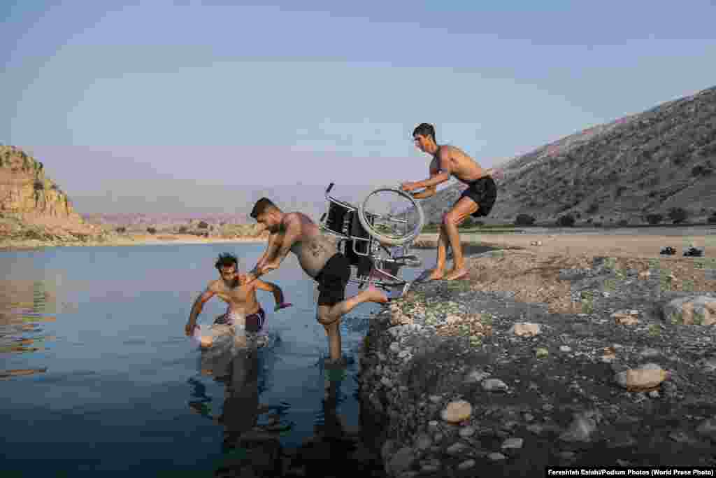 Kjo fotografi titullohet &ldquo;Mendimet e fluturimit&rdquo;. Saeed Ramin, që merret me parkour, kalon kohën me miqtë e tij në liqenin Kosar Dam, në afërsi të Gaschsaran të Iranit më 9 shtator, 2020. Sporte: Çmimi i tretë në kategorinë e storieve - Fereshteh Eslahi, Podium Photos