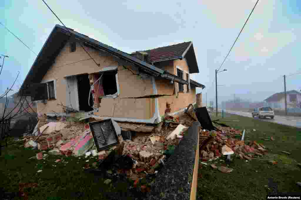 A földrengésben megrongálódott ház&nbsp;Prokopa faluban.