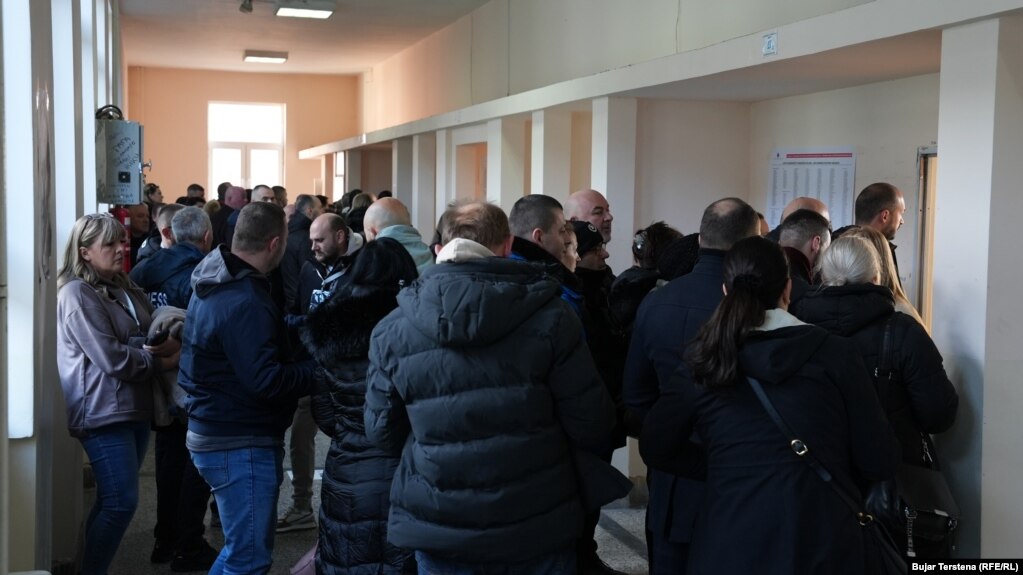 Votuesit në Mitrovicën e Veriut - komunë e banuar me shumicë serbe në veri të Kosovës - dalin për të votuar bashkërisht në zgjedhjet e parakohshme parlamentare në Kosovë.Pushtetin lokal në këtë komunë e ka Lista Serbe - partia më e madhe serbe, e mbështetur nga Beogradi.Në zgjedhjet e parakohshme, kjo parti synon t'i fitojë të gjitha 10 ulëset e rezervuara për pakicën serbe në Kuvendin e Kosovës.
