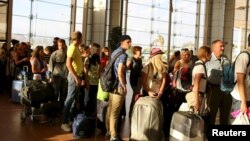 Брытанскія і расейскія пасажыры ў аэрапорце Шарм-эль-Шэйха, пакідаюць Эгіпет пасьля катастрофы расейскага самалёта А321, 6 лістапада 2015 году.