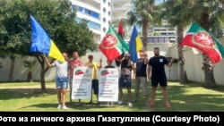 Раушан Гизатуллин (третий слева) в Анталье, Турция. 2023 год
