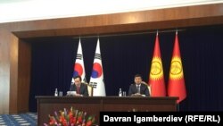 Эки өлкөнүн премьер-министрлери Мухаммедкалый Абылгазиев менен Ли Нак Ён.