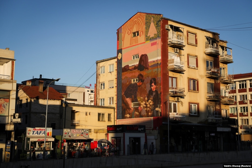 Një ndër muralet e pikturuara në ndërtesat e Ferizajt ndër vite.