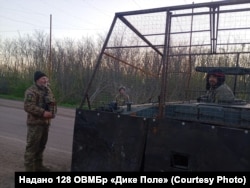Сергій (л.) та Ігор (п.) у фронтовій зоні
