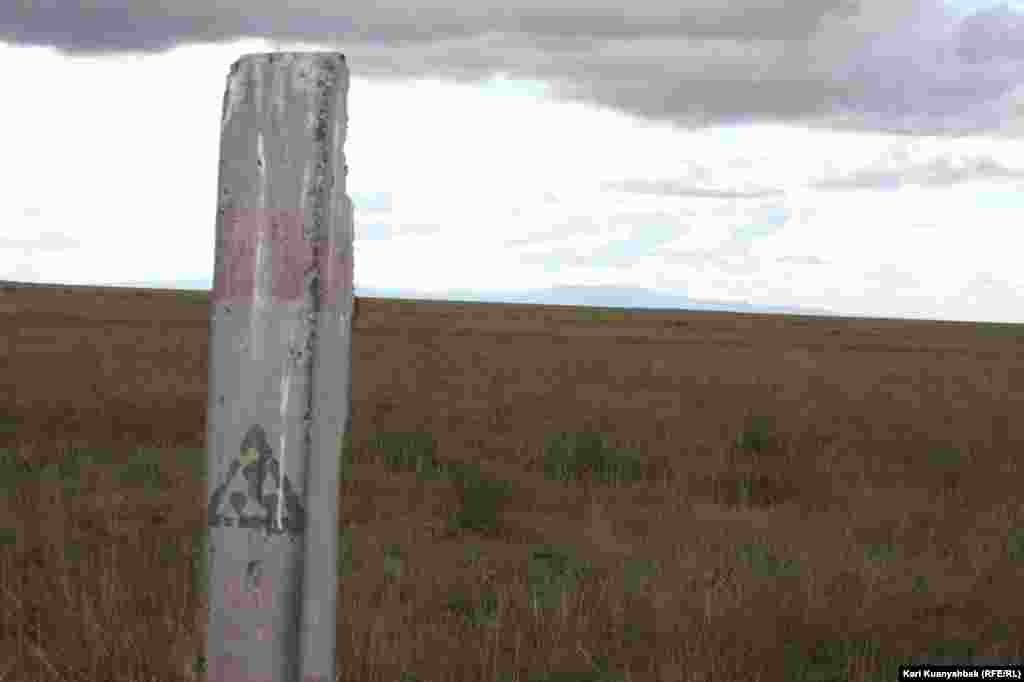 По дороге от Саржала до Дегелена встречаются вот такие столбы с предупредительными отметками.