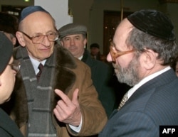 Министр иностранных дел Польши Владислав Бартошевский и главный раввин России Адольф Шаевич (архивное фото 2003 года)