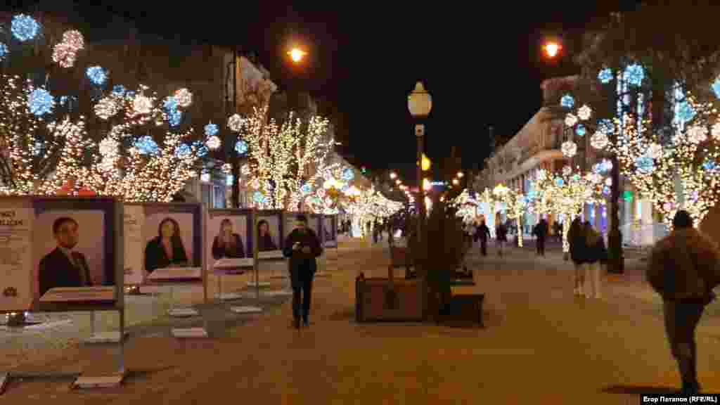 Новогодний центр Симферополя у здания крымского парламента