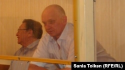 Оппозиционные политики Серик Сапаргали (слева) и Владимир Козлов на скамье подсудимых. 