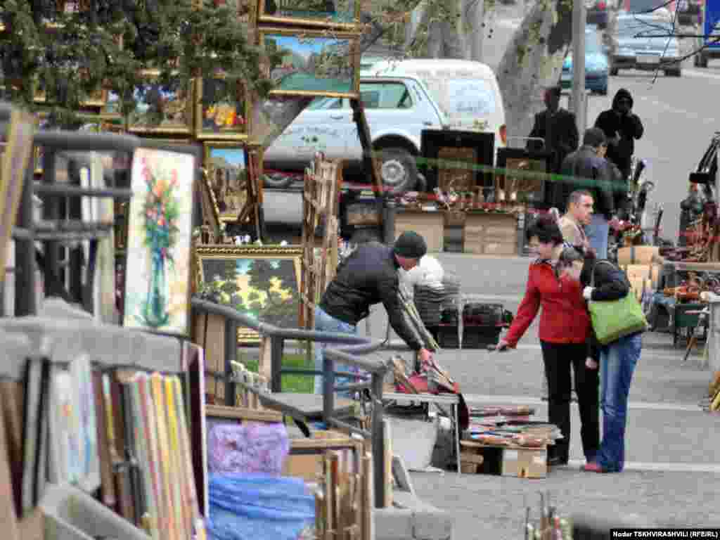 მხატვრების ქუჩა - ყოველდღიურად მშრალი ხიდის მიმდებარე ტერიტორიაზე განთავსებულ ძველმანების ბაზრობასა და მხატვრების გამოფენას უამრავი ადამიანი სტუმრობს.