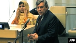 Gordon Brown cu Malala Yousafzai la dezbatere în marginea sesiunii Adunării Generale ONU la New York