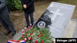 Spomen ploča HOS-a u Jasenovcu sa natpisom "Za dom spremni" izazvala je 2017. burne reakcije, pa je kasnije prebačena u Novsku