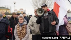 Блогер Сяргей Ціханоўскі і актывістка кампаніі «Маці 328» Тацяна Канеўская падчас пікету