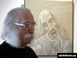 Іван Марчук біля свого автопортрету