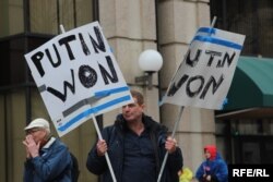 "Путин победил" - противники Трампа на улицах Вашингтона