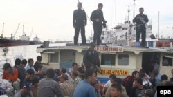 قایق پناهجویان ایرانی و افغان در بندر جاوه اندونزی