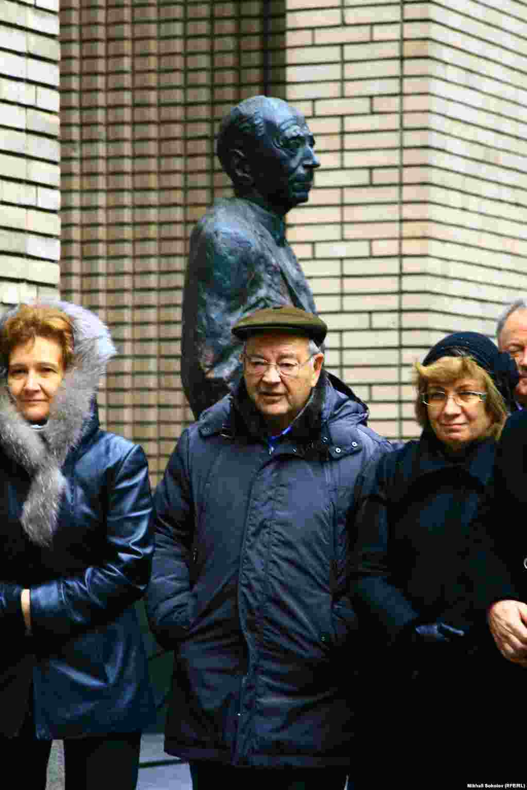 Основатель &quot;Вымпелкома&quot; Дмитрий Зимин ( в центре) у памятника Дмитрию Лихачеву