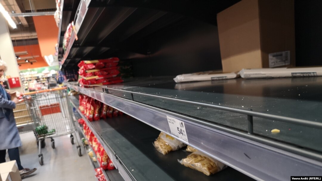 Prazna polica u jednom od marketa u Beogradu