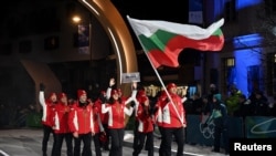 Част от българските спортисти по време на церемонията в Кортина д'Ампецо