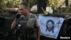 Архівне фото: український військовий на позиції біля Красногорівки