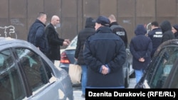 Policija ispred Doma zdravlja, Bihać