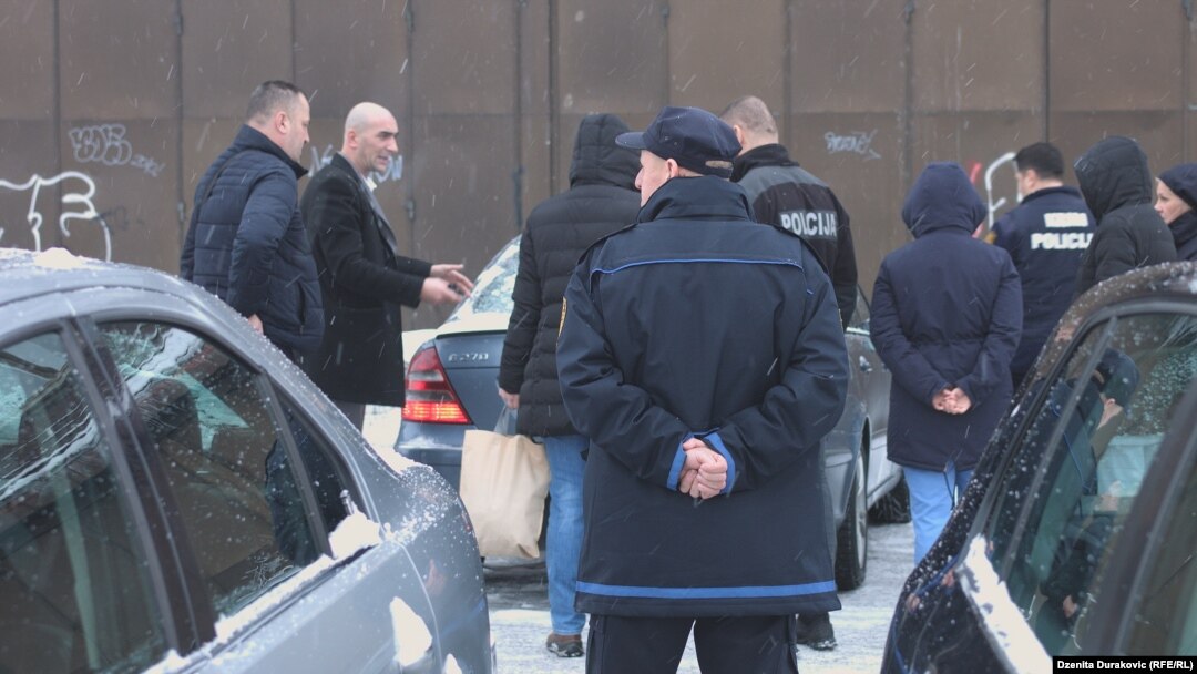 Policija ispred Doma zdravlja, Bihać