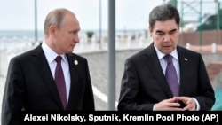 Rus prezidenti Wladimir Putin (çepde) bilen Türkmenistanyň prezidenti Gurbanguly Berdimuhamedow