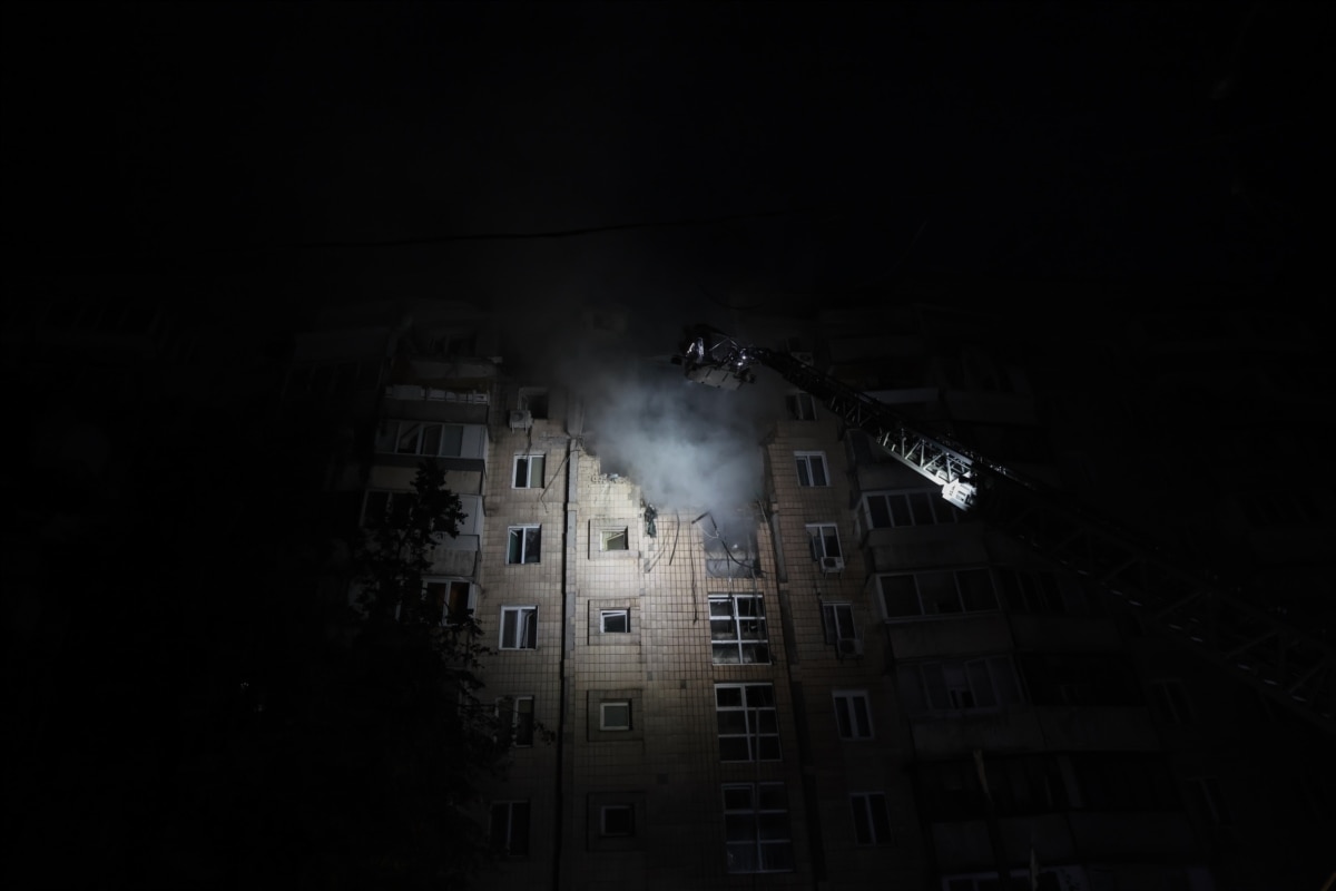 Сьогоднішній удар стався через два дні після того, як президент США Дональд Трамп провів окремі телефонні розмови із президентами України і Росії <a href="https://www.radiosvoboda.org/a/news-zelenskyi-tramp-rozmova/33796786.html" target="_blank" class="wsw__a">Володимиром Зеленським</a> і Володимиром Путіним, у рамках зусиль Вашингтона позиціонувати себе як ключового посередника в конфлікті. Удари також відбулися безпосередньо перед самітом НАТО в Анкарі, де <a href="https://www.radiosvoboda.org/a/news-tramp-zelensky-zustrich-ankara/33797233.html" target="_blank" class="wsw__a">Зеленський має зустрітися з Трампом</a> у кулуарах заходу