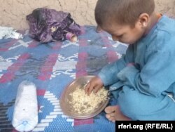 کودک بیجا شده در نتیجه جنگ‌ها در ولایت هلمند، جنوب افغانستان