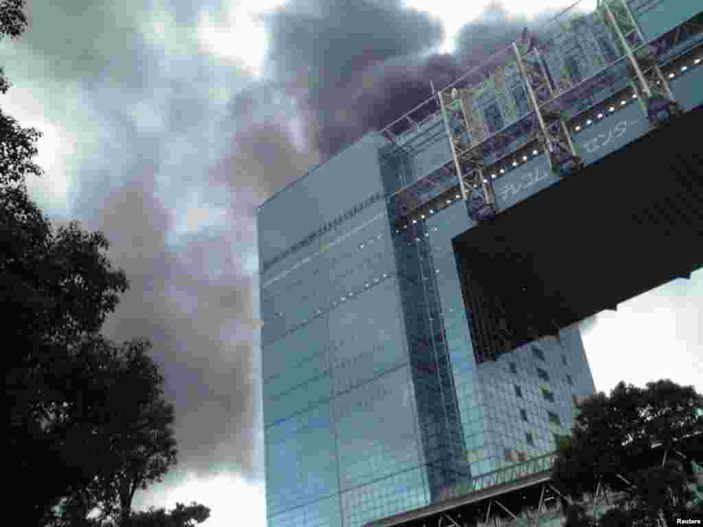 Japan - A building burns after an earthquake in the Odaiba district of Tokyo, 11Mar2011 - Здание горит после землетрясения в районе Одайба в Токио 11 марта 2011. REUTERS / Kyodo