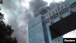 Горит здание в пригороде Токио Одайба 