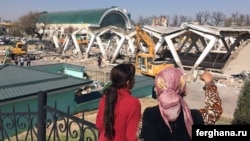 Жительницы Ташкента наблюдают за сносом Алайского рынка. Фото взято с сайта информагентства «Фергана».
