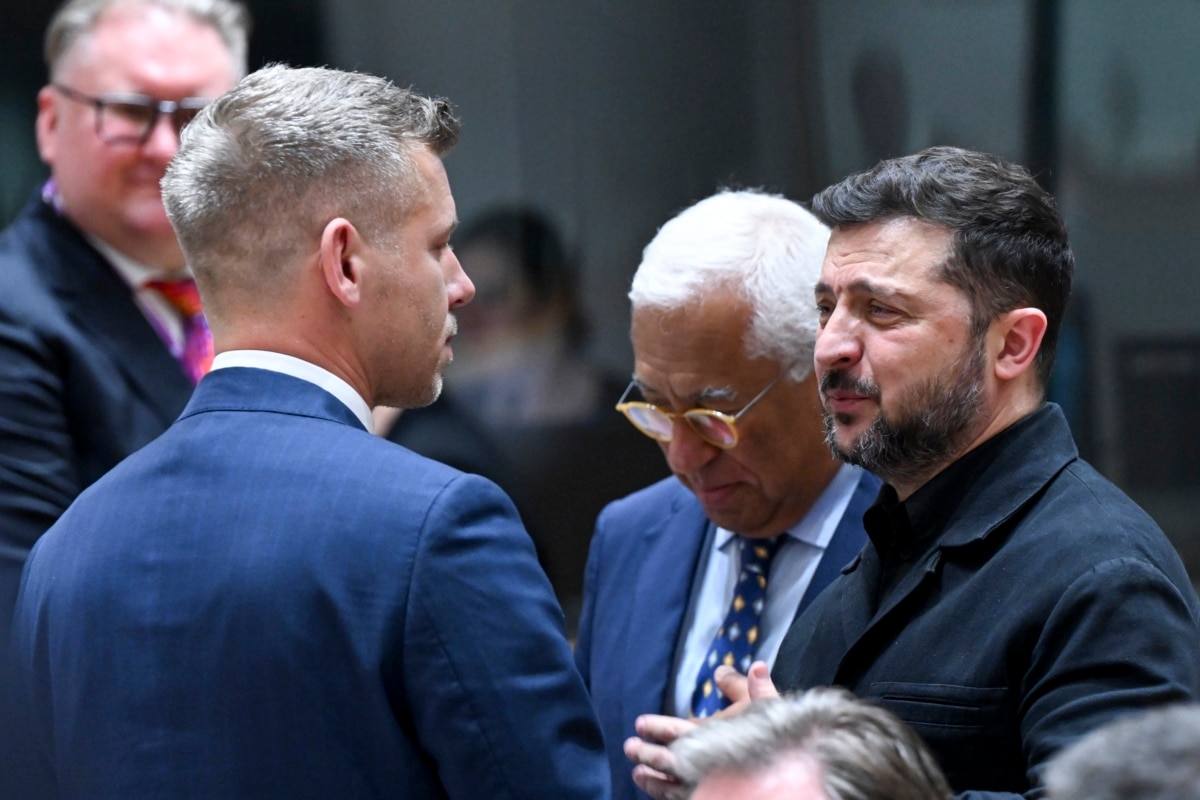 Hungarian Prime Minister Peter Magyar and Ukrainian President Volodymyr Zelenskyy before the start of the meeting on Ukraine at the EU leaders summit in Brussels on 18 June 2026