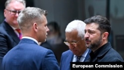 Премʼєр-міністр Угорщини Петер Мадяр та президент України Володимир Зеленський пепед початком засідання щодо України на саміті лідерів Євросоюзу у Брюсселі 18 червня 2026 року